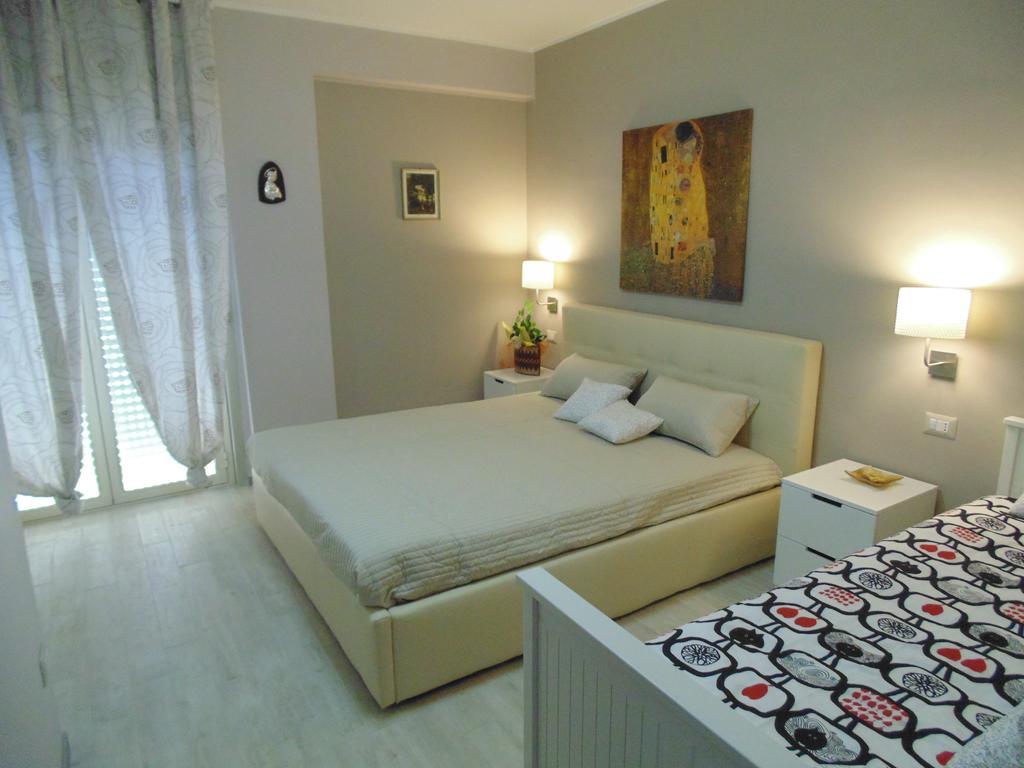 Attico Del Sole Bed & Breakfast Rometta Marea Ruang foto